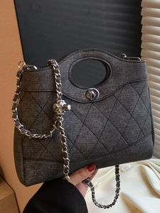 Sac seau en jean gris foncé matelassé avec anses rondes et bandoulière à boules