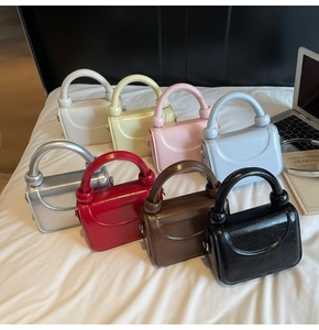 Collection de mini sacs carrés brillants en huit couleurs avec poignées décoratives à boules