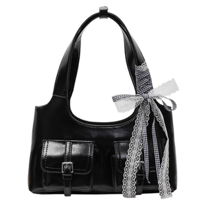 Borsa tote sottobraccio nera lucida con tasche anteriori e decorazione fiocco pizzo