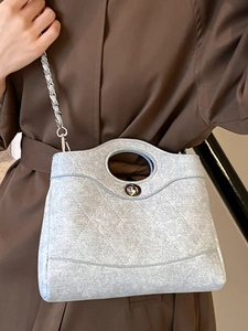 Sac seau matelassé bleu clair avec poignées rondes et bandoulière pour femmes