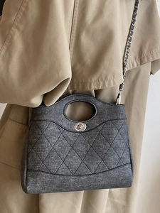 Sac seau matelassé gris foncé tendance avec boucle en métal argenté et bandoulière