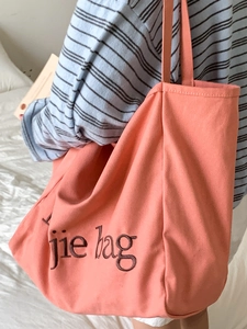 Grand sac cabas en toile rose avec lettres imprimées et bandoulière large