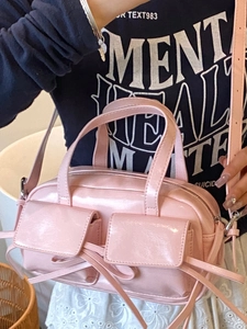 Sac baguette sous les aisselles en cuir verni rose brillant avec nœuds et poches