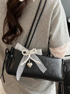 Sac sous le bras noir avec nœud en dentelle et détail de cœur en perles pour femme