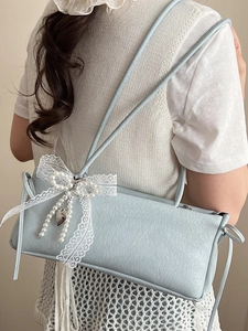 Sac sous le bras bleu clair minimaliste avec texture léopard et breloque perle cœur
