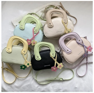 Détail de cinq sacs de selle pastel en similicuir grainé avec breloques et bandoulières