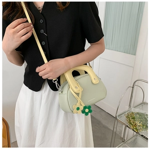 Détail du sac en cuir PU vert menthe avec poignées jaunes et décoration de charme floral