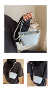 Détails du mini sac seau bleu clair effet crocodile avec fermeture éclair dorée