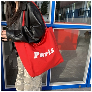 Bolso tote de lona roja con letras Paris blancas y correa para el hombro al aire libre