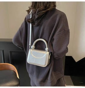 Vue mannequin montrant le profil arrière et la coupe du mini sac carré argenté métallisé