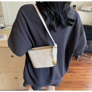 Sac seau crème chic avec texture 3D irrégulière et pendentif doré
