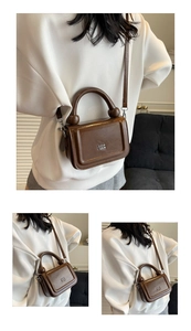 Détail du sac bandoulière en cuir marron poli avec logo argenté et sangle ajustable