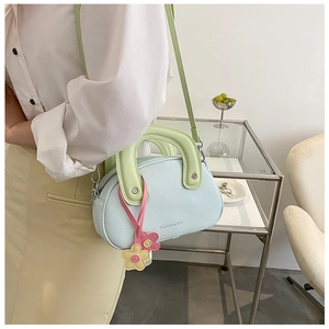 Mini sac bandoulière aux couleurs bonbon bleu et vert avec breloque tournesol sur mannequin