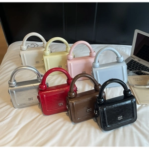 Sacs à main minimalistes en cuir de couleurs variées avec détails de poignée à billes