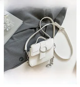 Sacoche blanche en cuir grainé avec une grande boucle argentée et bandoulière chaîne