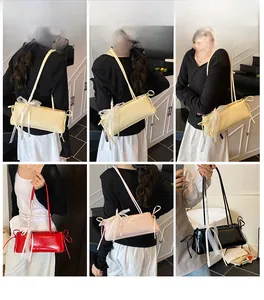 Détail de nœud en dentelle sur sacs à bandoulière en cuir verni beige, rouge et rose