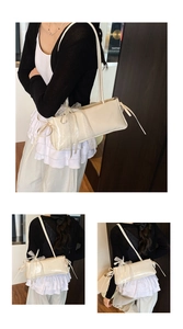 Détail du sac à bandoulière blanc brillant avec dentelle et rubans style balletcore