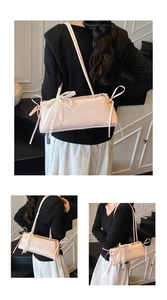 Vues détaillées d'un sac baguette en cuir verni rose avec nœud en dentelle blanche