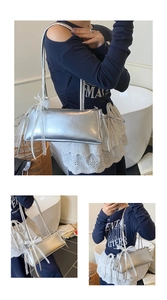 Vue détaillée du sac à épaule argenté métallisé avec nœud en dentelle blanche