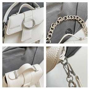 Vues détaillées du sac à main blanc texturé avec boucle argentée et bandoulière