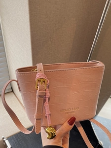 Mode Femmes Sac Sous le Bras Motif Crocodile Cuir PU Sac à Épaule Avec Pendentif Coeur Accessoires Dorés Style Urbain Simple