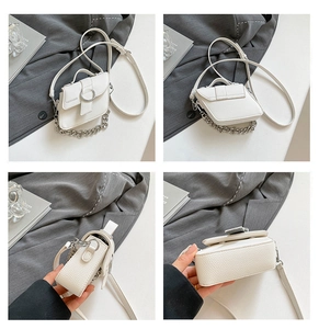 Vues détaillées d'un sac bandoulière blanc en cuir grainé avec chaîne argentée et boucle anneau