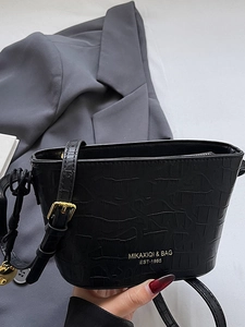 Sac seau minimaliste noir à motif crocodile avec boucle dorée et bandoulière élégante
