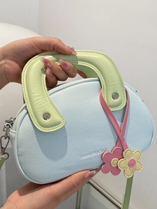 Sac à main chic bleu clair avec motif litchi, poignée verte et charmant pendentif fleur