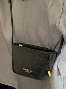 Petit sac seau noir motif crocodile avec détails dorés et bandoulière élégante