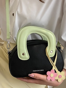 Sac bandoulière en cuir noir avec poignée vert menthe et pendentifs fleurs stylés