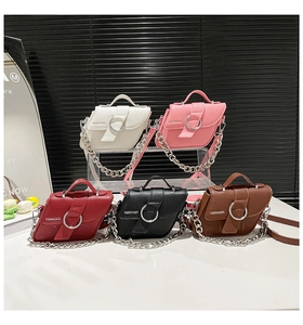Vue détaillée de la collection montrant cinq couleurs de sacs bandoulière en cuir texturé