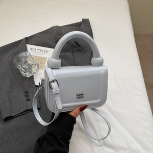 Vue détaillée du sac à main en cuir PU bleu pâle avec poignée ronde et finitions métalliques