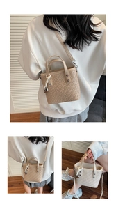 Detailansicht der beigen geflochtenen Beuteltasche mit Textur, Griff und Gurt