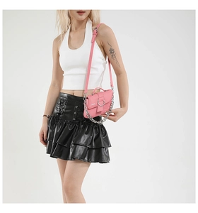 Sac bandoulière rose texture litchi avec grosse chaîne argentée et anneau métallique