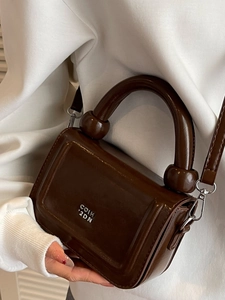 Sac à main minimaliste marron foncé brillant avec lettrage métallique et bandoulière chic