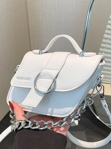 Petit sac bandoulière blanc en cuir litchi avec chaîne argentée et poignée