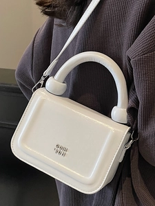Sac à main carré blanc brillant avec poignée courbée et logo métallique pour femme