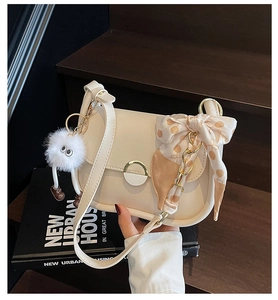 Détail du sac carré blanc crème en cuir PU avec boucle dorée, peluche et foulard à pois