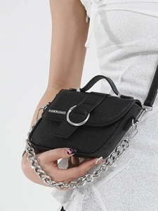 Sac bandoulière minimaliste en cuir grainé noir avec anneau argenté et chaîne métal