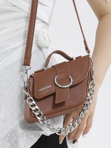 Sac bandoulière marron en cuir grainé avec anneau métallique argenté et détail chaîne