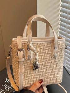 Damen Gewebte PU Leder Eimertasche Herzanhänger Verstellbarer Riemen Schulter Crossbody Handtasche Koreanische Mode Sommer 2025 Tote
