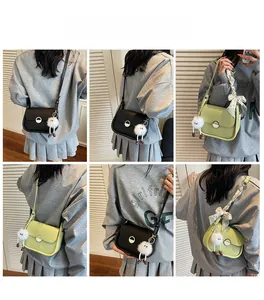 Petit sac bandoulière chic pour femme en noir et vert avec breloque et foulard