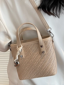 Beige geflochtene Eimertasche mit Herzanhänger, stilvolle Umhängetasche für Damenmode