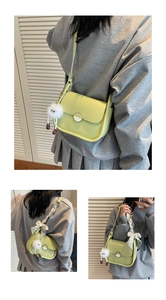 Détail du sac bandoulière en cuir vert avocat avec poignée en foulard et pendentif peluche