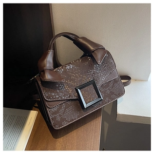 Détail du sac en similicuir marron foncé avec texture serpent et poignée nouée élégante