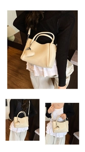 Vue détaillée du sac crème montrant le grain de cuir litchi et le pendentif en forme de cœur