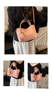 Détail du sac seau rose avec texture grainée et un pendentif en forme de coeur