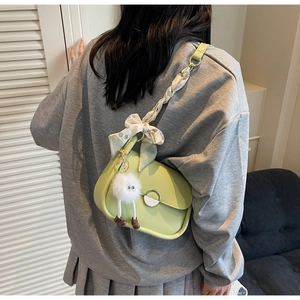 Vue détaillée du sac bandoulière vert menthe avec foulard floral et pendentif peluche