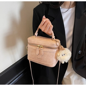 Borsa rosa a scatola con cerniere dorate, manico e ciondolo a forma di pecora