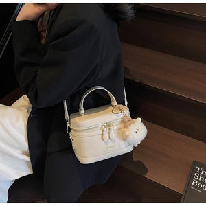 Borsa a tracolla a barile bianco crema in pelle con ciondolo a forma di pecora